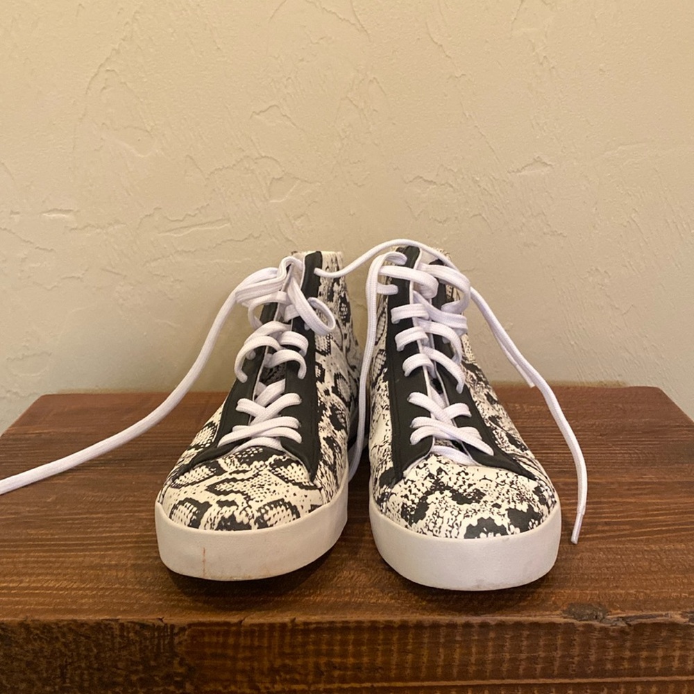 Woman's snake skin print high tops. White laces.